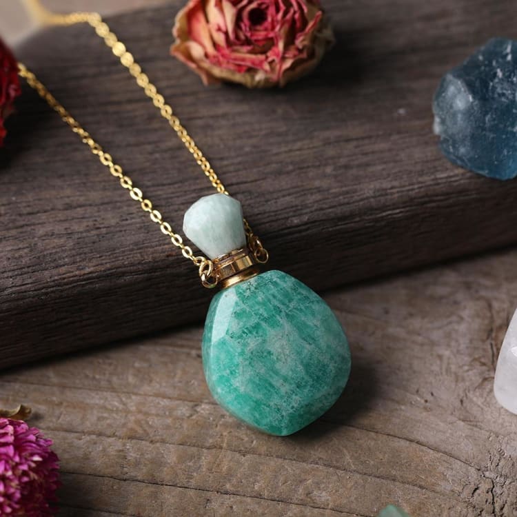 Collier avec pendentif diffuseur de parfum en pierre naturelle