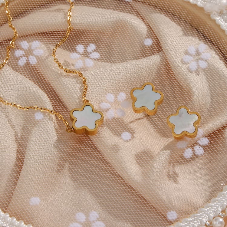 Collier pendentif trèfle à quatre feuilles